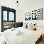 Sky Tower By Lovely Rentals
